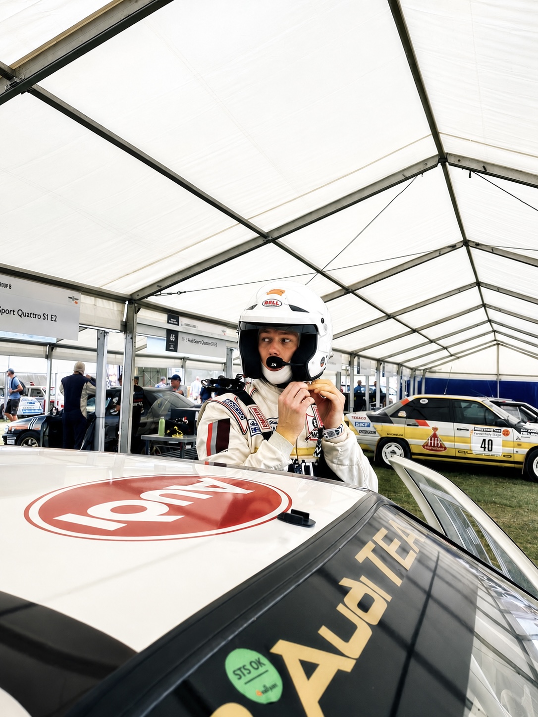 Sjoerd van der Putten naast zijn Audi rallyauto